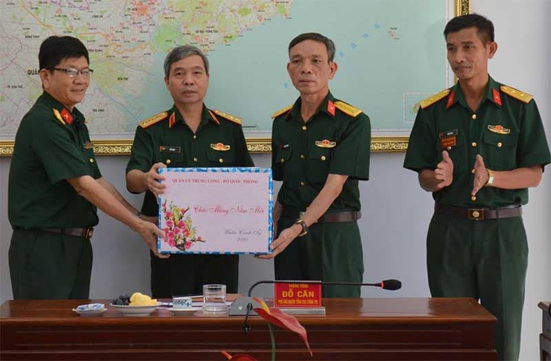 Chăm lo Tết cho người có công và người nghèo