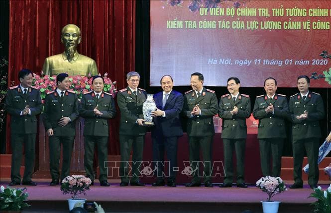 Thủ tướng Nguyễn Xuân Phúc kiểm tra công tác ứng trực sẵn sàng chiến đấu tại Bộ Tư lệnh Cảnh vệ