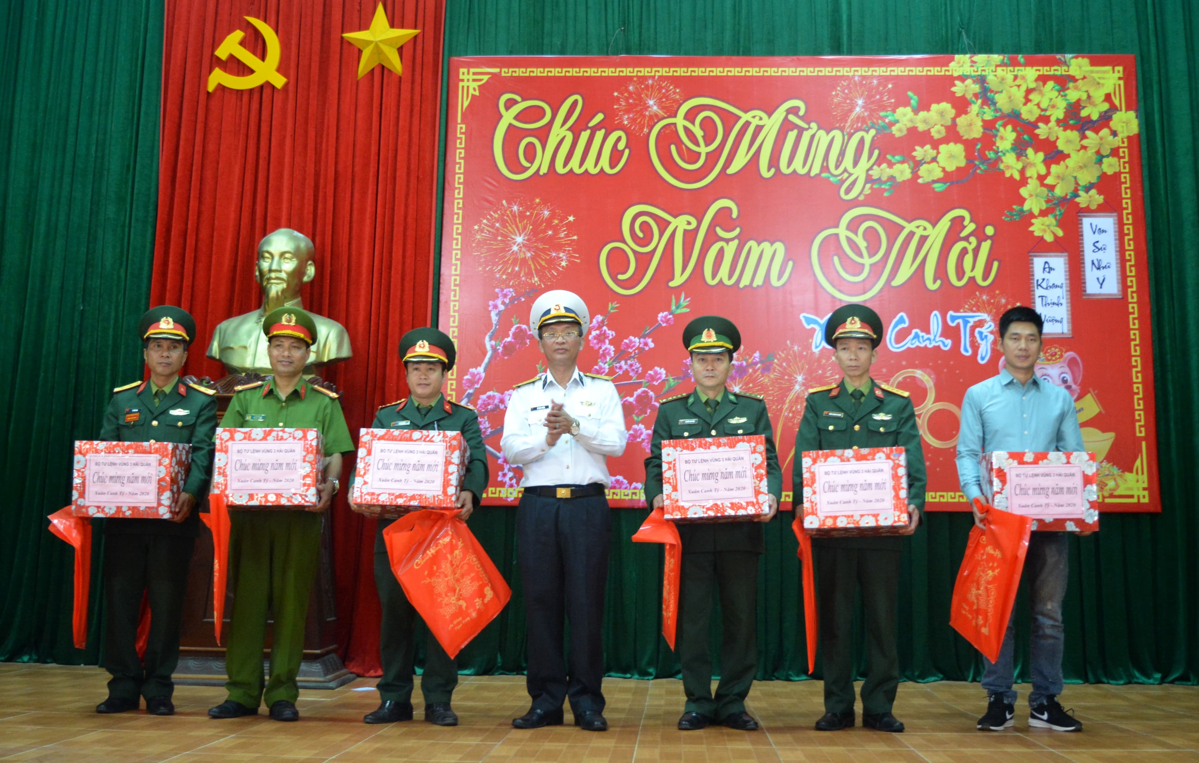 Vùng 3 Hải quân thăm, chúc tết quân dân huyện đảo Cồn Cỏ
