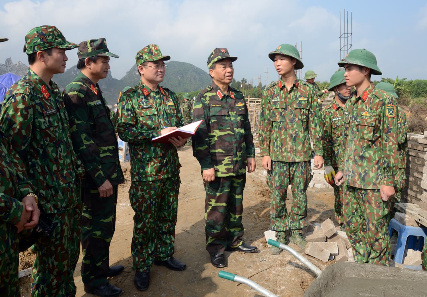 Lãnh đạo Báo Quân đội nhân dân thăm, động viên phóng viên làm nhiệm vụ tại sân bay Miếu Môn