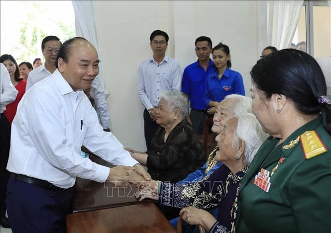 Thủ tướng Nguyễn Xuân Phúc trao quà Tết cho gia đình chính sách, hộ nghèo, công nhân lao động