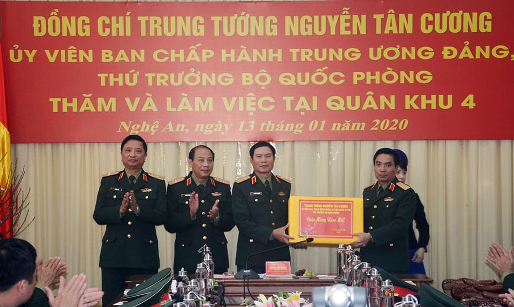 Lãnh đạo Bộ Quốc phòng kiểm tra, chúc tết tại Quân khu 4