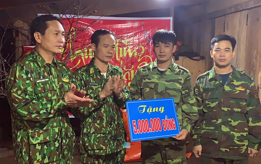 Chúc Tết tại chốt tiền tiêu biên giới Việt Nam - Lào