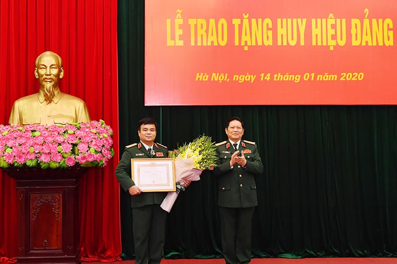 Trao huy hiệu Đảng tặng Thượng tướng Lê Chiêm và 2 đảng viên thuộc Đảng bộ Văn phòng Bộ Quốc phòng