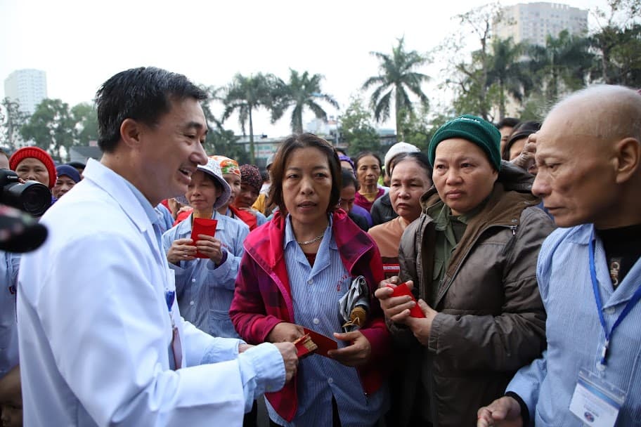 “Chuyến xe yêu thương” đưa hơn 300 bệnh nhân ung thư về quê ăn Tết
