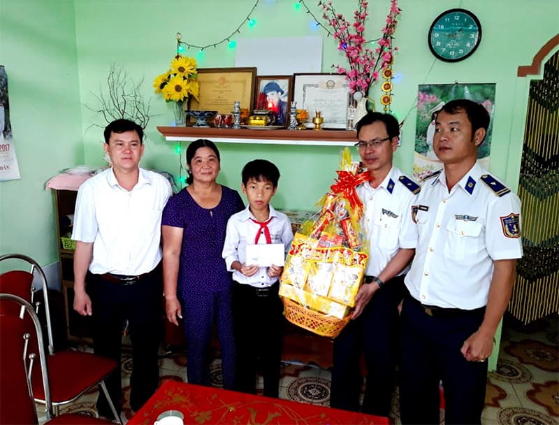 Cảnh sát biển thăm, tặng quà Tết trên đảo Lý Sơn