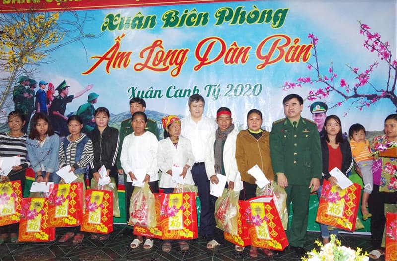 Chủ tịch UBND tỉnh Hà Tĩnh thăm, chúc Tết bà con dân tộc Chứt và Đồn Biên phòng Bản Giàng