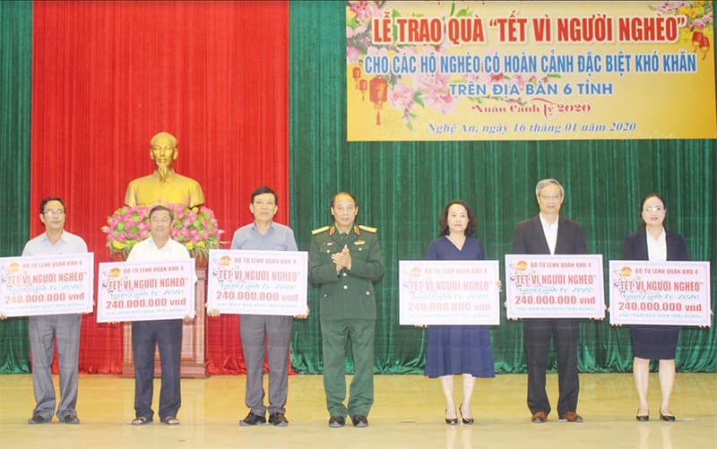 Bộ tư lệnh Quân khu 4 trao quà Tết tặng hộ nghèo trị giá 1,44 tỷ đồng