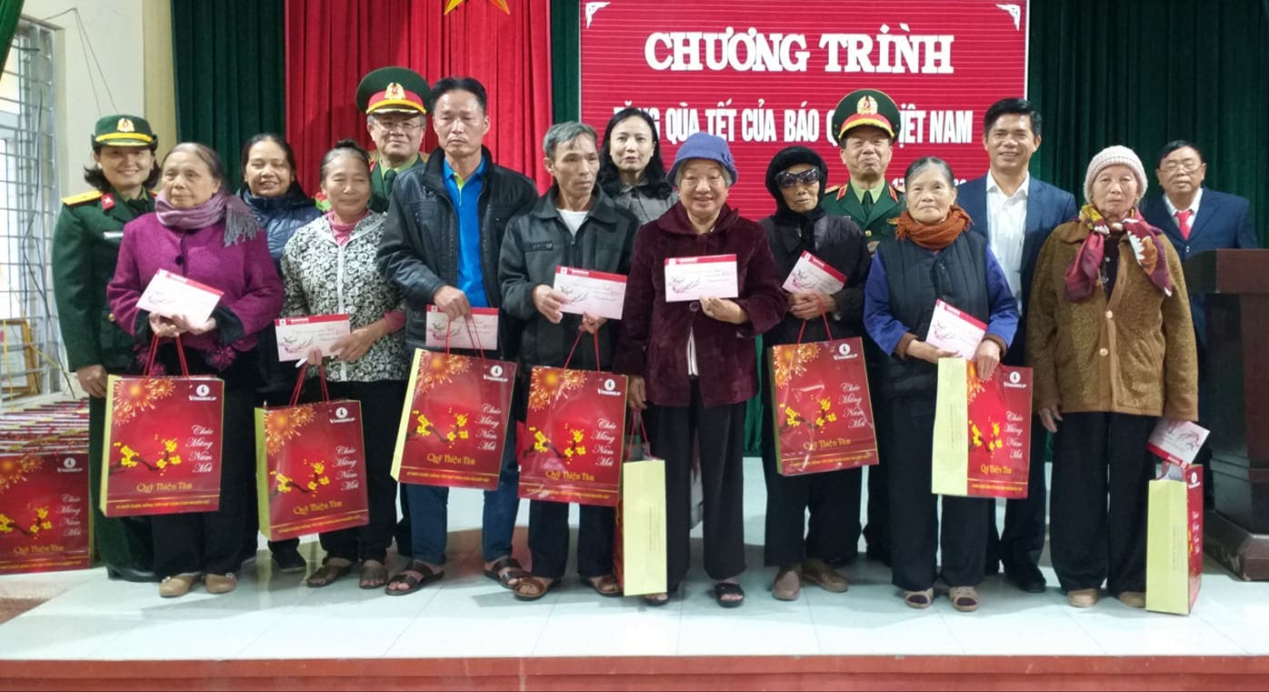 Hội phụ nữ Báo Quân đội nhân dân trao 140 suất quà Tết tặng hộ nghèo, trẻ khuyết tật tại Hưng Yên