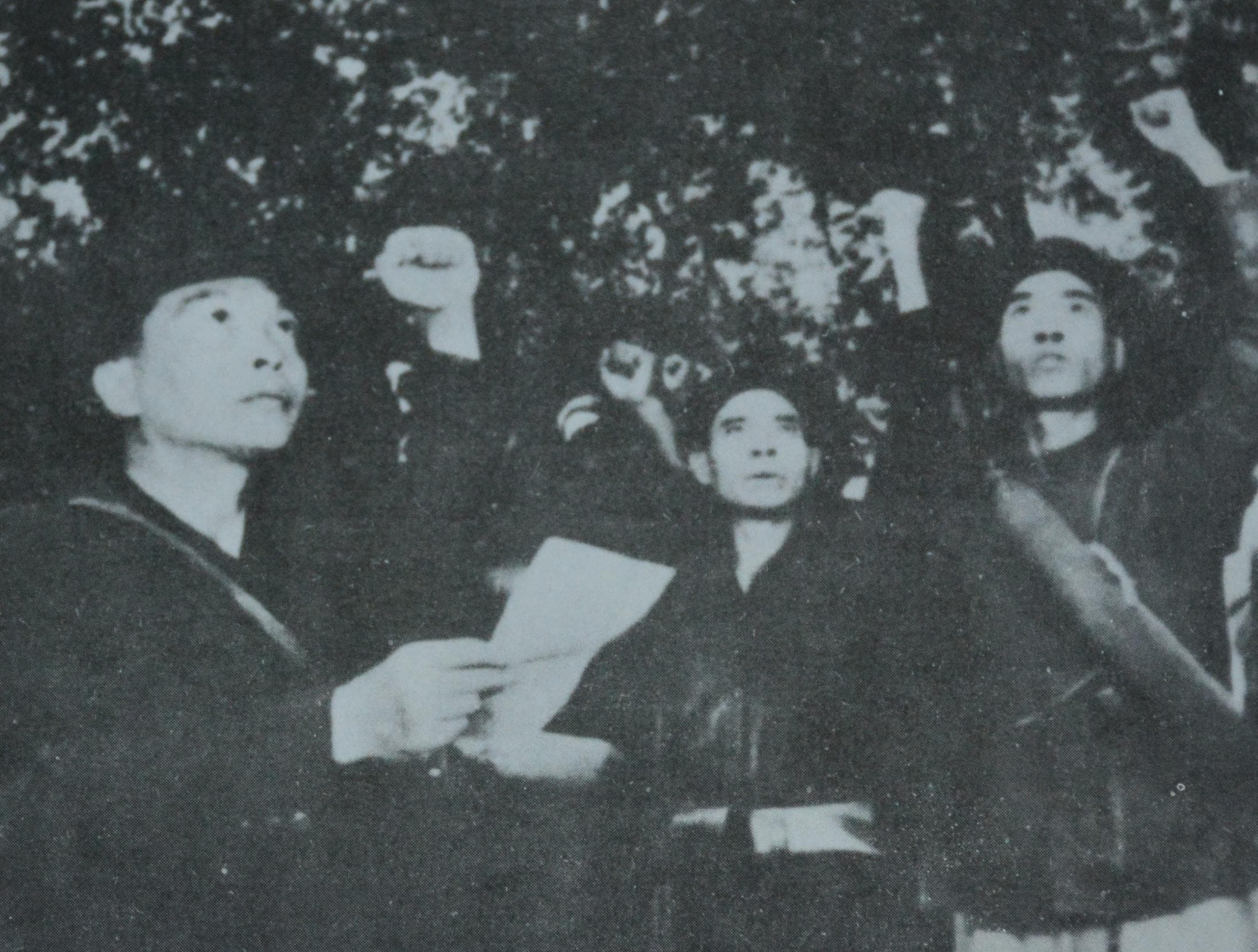 Hội ý chi bộ bên sườn núi Slam Cao