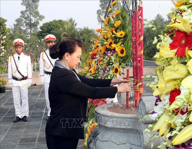 Chủ tịch Quốc hội Nguyễn Thị Kim Ngân dâng hương viếng Nghĩa trang Liệt sĩ tỉnh Bến Tre