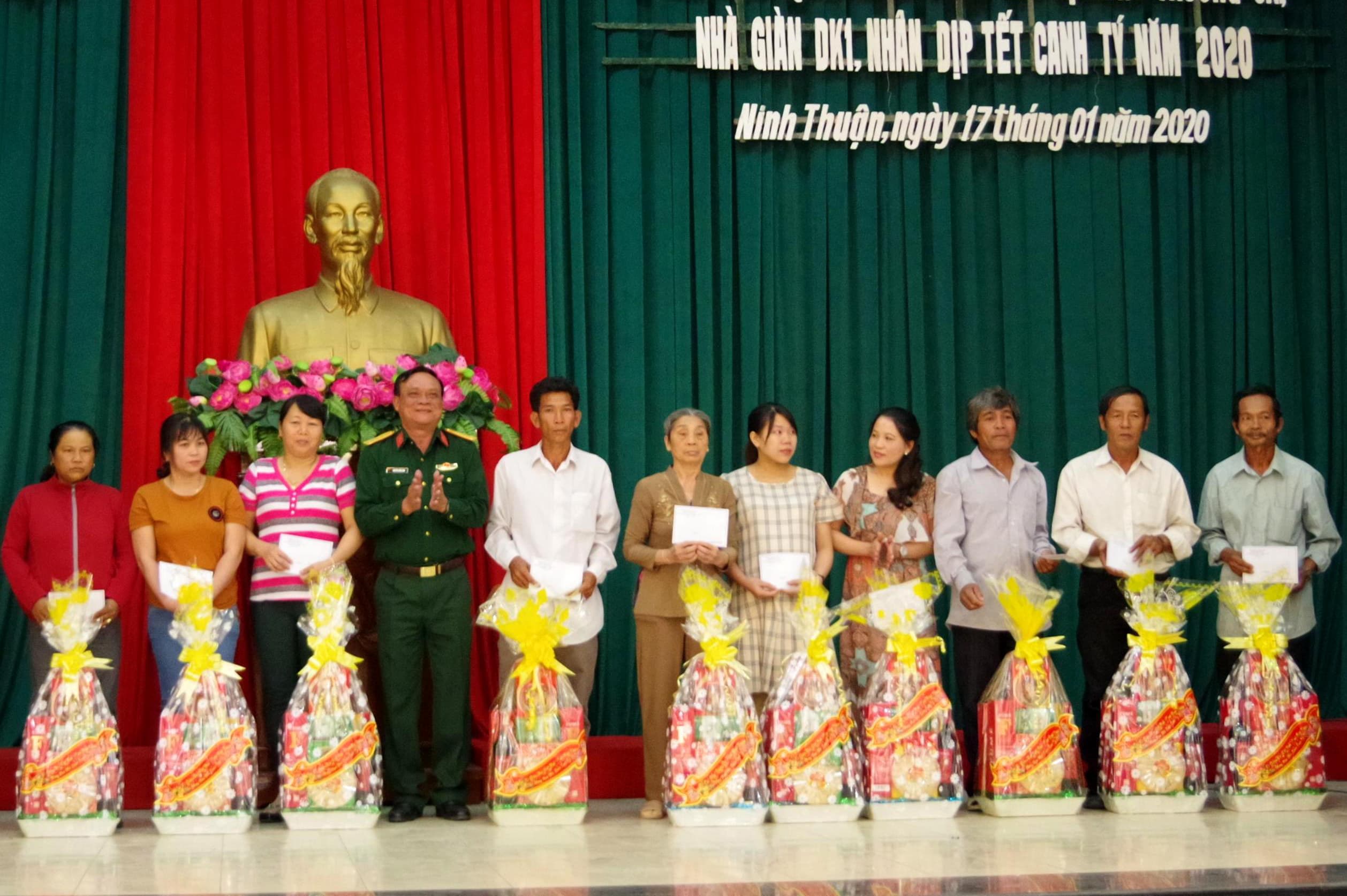 Trao quà Tết tặng 49 gia đình quân nhân đang công tác tại Trường Sa và Nhà giàn DK1