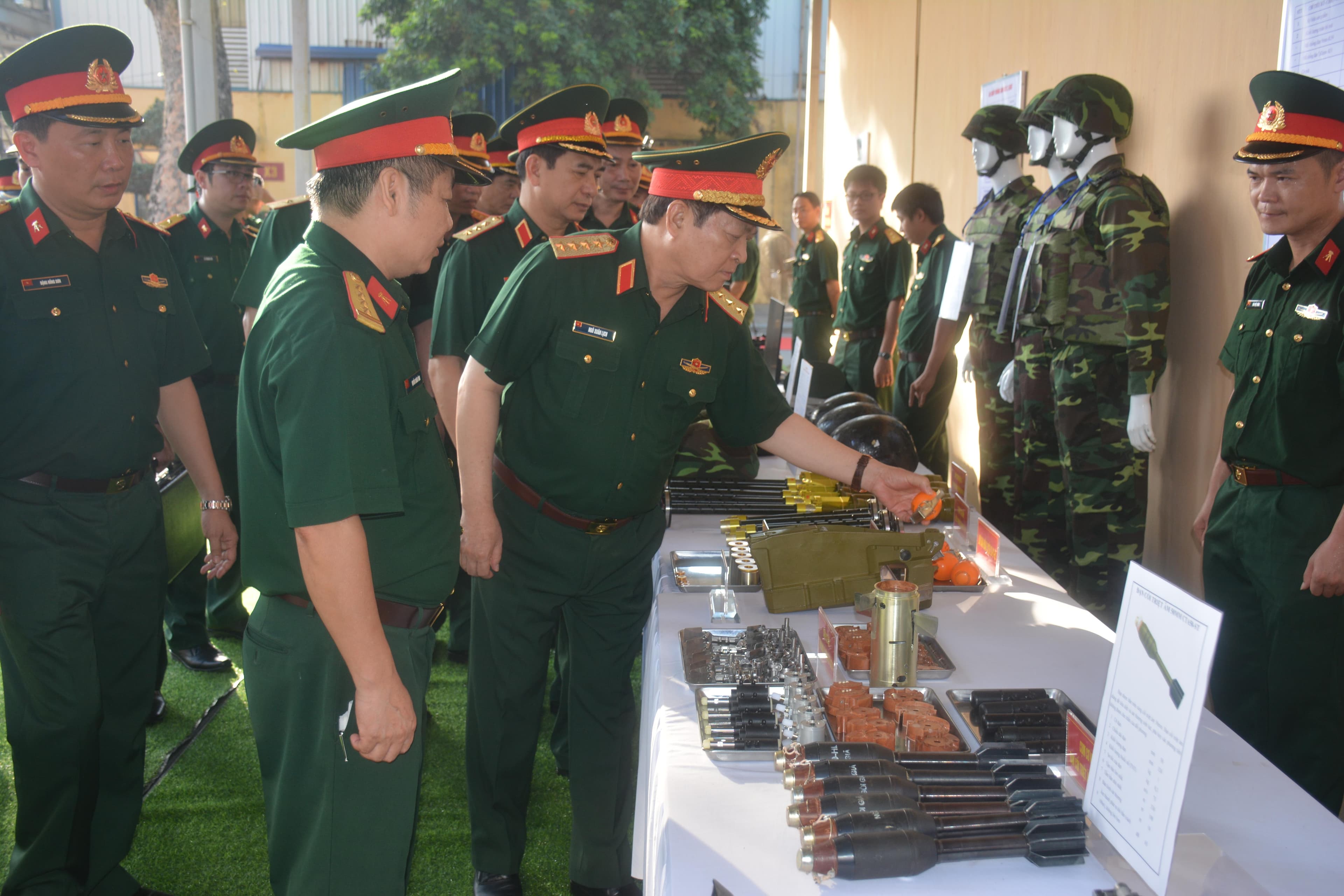 Phát triển công nghiệp quốc phòng tự lực và hiện đại
