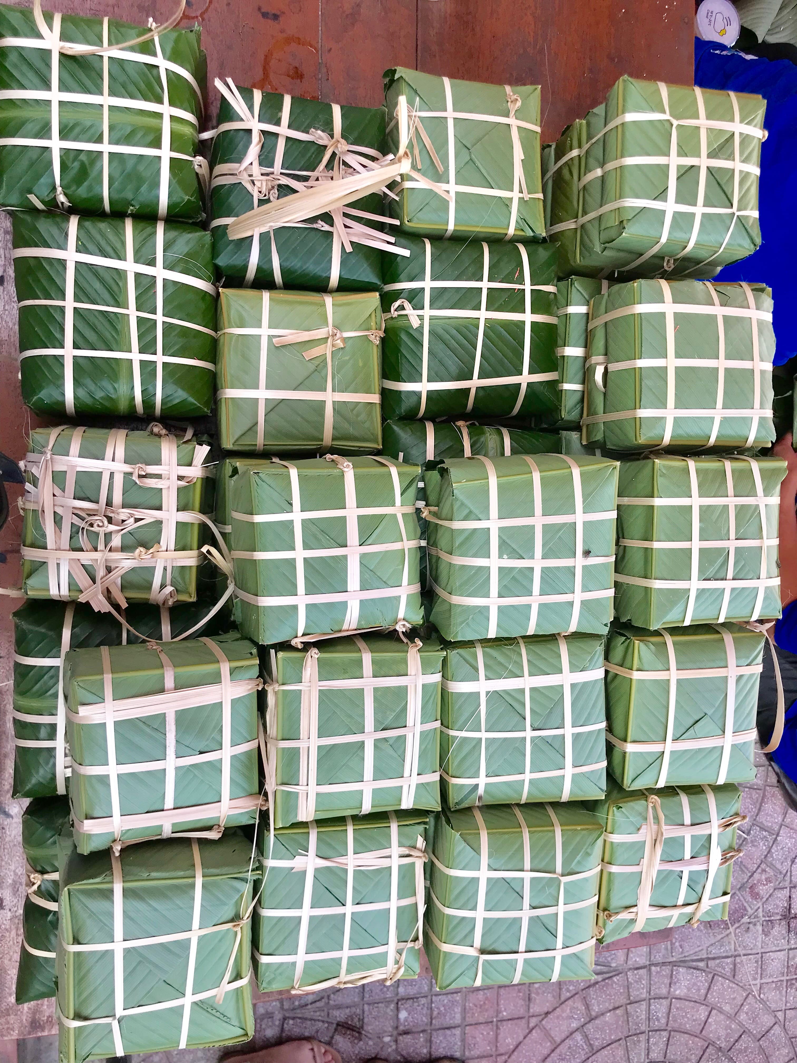 Hơn 100 cặp bánh chưng gửi tới người nghèo ăn Tết