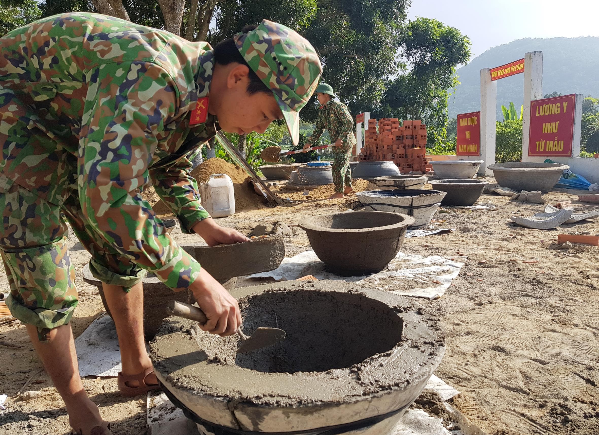 Để đơn vị thắm sắc hoa ngày Tết