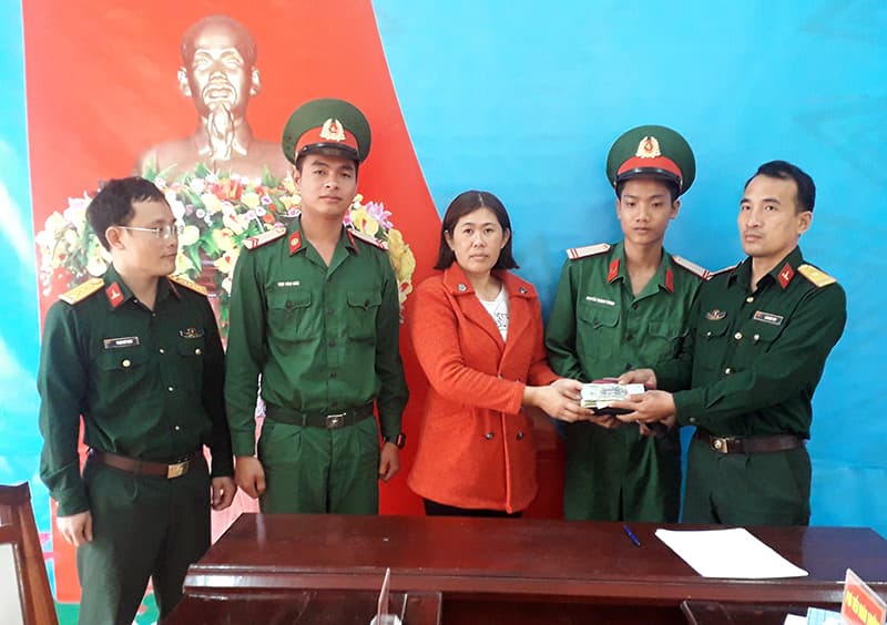 Hai chiến sĩ trả lại gần 35 triệu đồng cho người đánh rơi