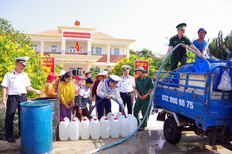 Ngọt ngào dòng nước “Nghĩa tình quân - dân" ngày giáp Tết
