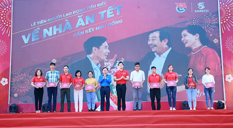 Trao tặng vé xe, máy bay cho người lao động về quê đón Tết Canh Tý