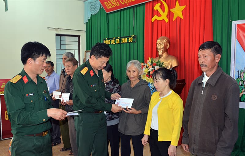 Học viện Lục quân trao quà Tết tặng hộ nghèo, gia đình chính sách