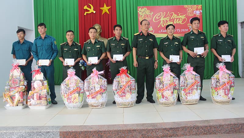 Tây Ninh: Tổ chức các đoàn thăm, kiểm tra, tặng quà lực lượng làm nhiệm vụ trên biên giới