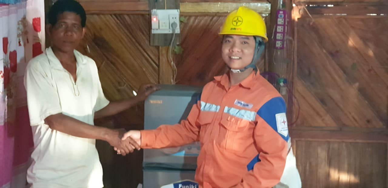 Gần 200 hộ dân xã Nậm Chua đón điện trước Tết Canh Tý 2020