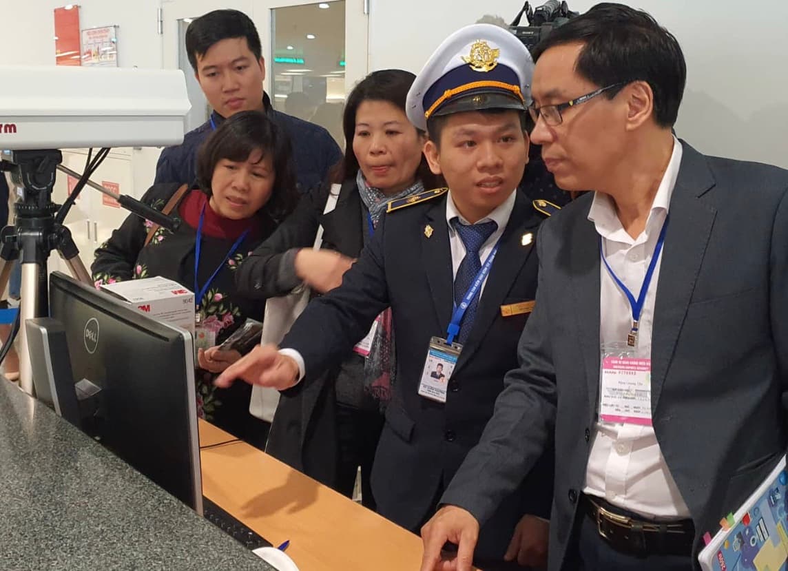 Bộ Y tế kiểm tra công tác phòng, chống bệnh dịch viêm phổi cấp do vi-rút mới tại sân bay Nội Bài
