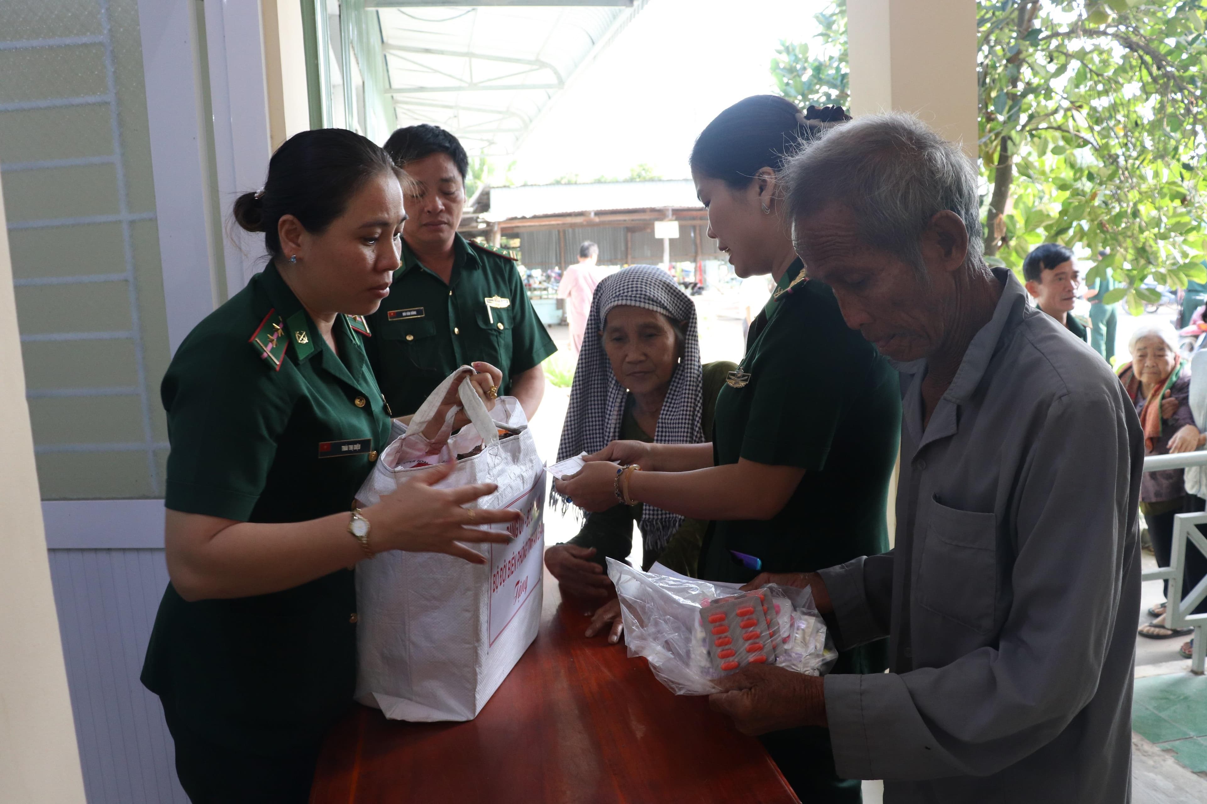 Xuân biên cương thắm tình hữu nghị
