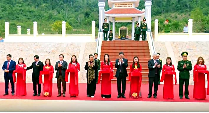 Phó chủ tịch Thường trực Quốc hội Tòng Thị Phóng tặng quà Tết tại Sơn La