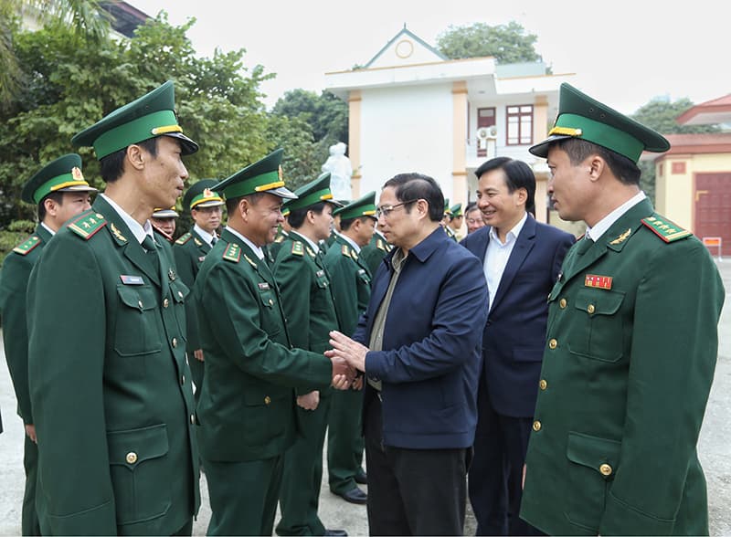 Đồng chí Phạm Minh Chính thăm, chúc Tết cán bộ, chiến sĩ LLVT và các gia đình chính sách tại Điện Biên