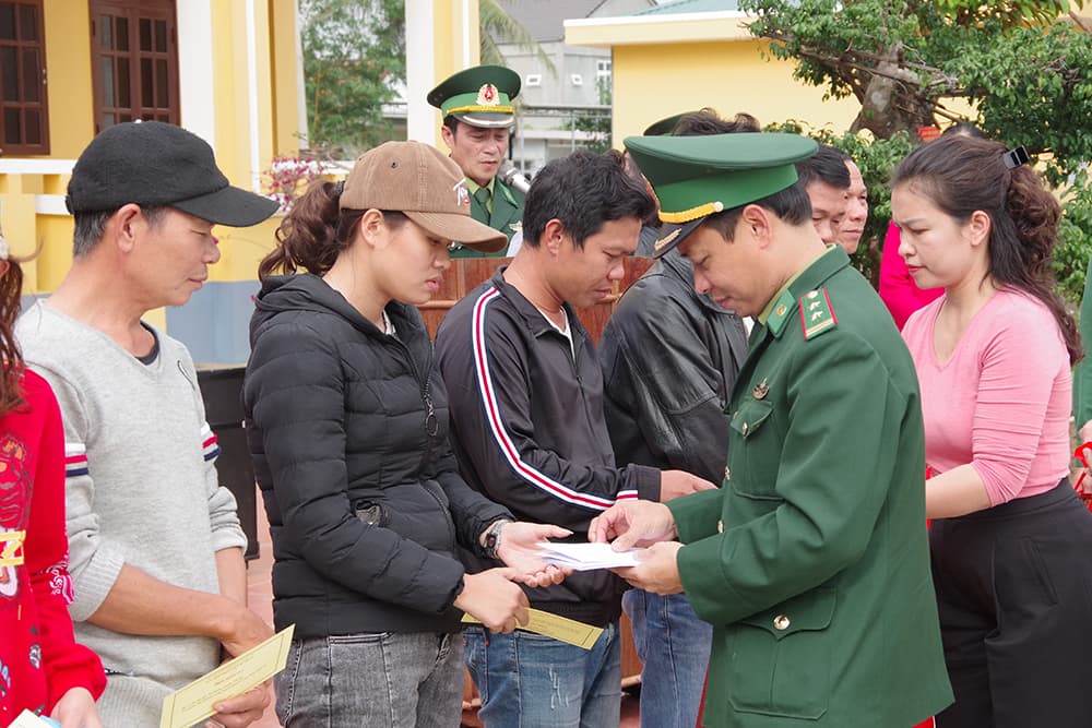 100% gia đình chính sách hộ nghèo trên địa bàn biên giới, ven biển đã nhận được quà Tết