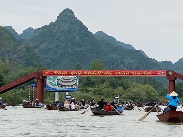 Hơn 8 vạn du khách trẩy hội chùa Hương trong 3 ngày Tết