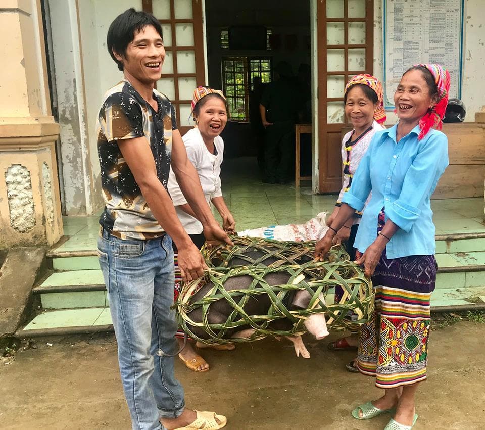 Tặng lợn giống giúp người dân biên giới phát triển kinh tế