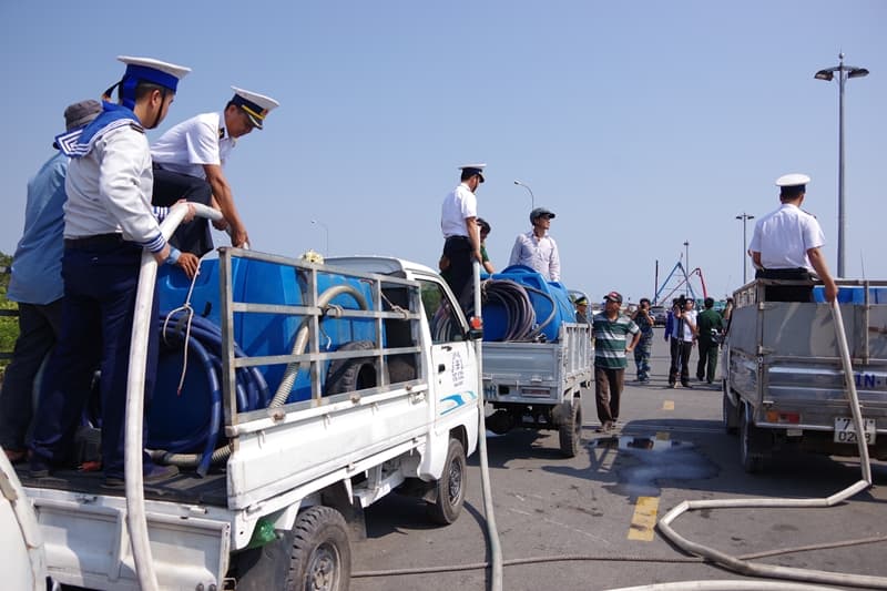 Bộ tư lệnh Vùng 2 Hải quân cung cấp nước ngọt giúp nhân dân vùng nhiễm mặn tỉnh Bến Tre