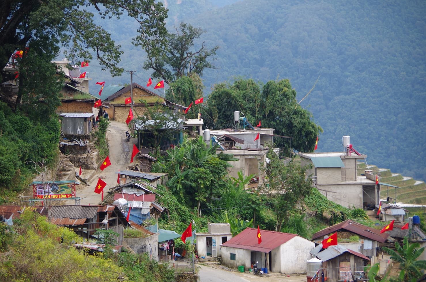Biên cương rợp bóng cờ bay