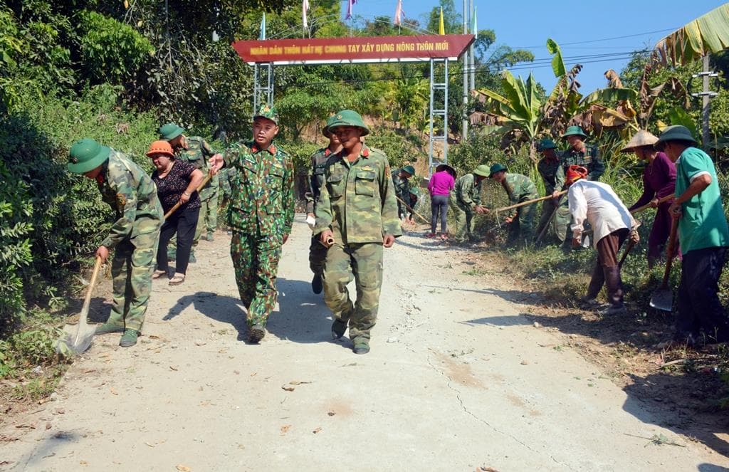 Thêm yêu công việc nhờ sống gần dân bản
