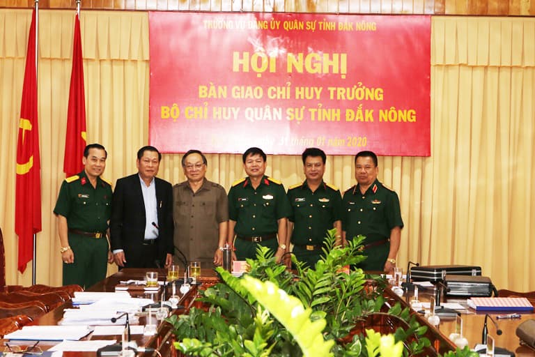 Bàn giao chức danh Chỉ huy trưởng Bộ CHQS tỉnh Đắk Nông và Quảng Ngãi