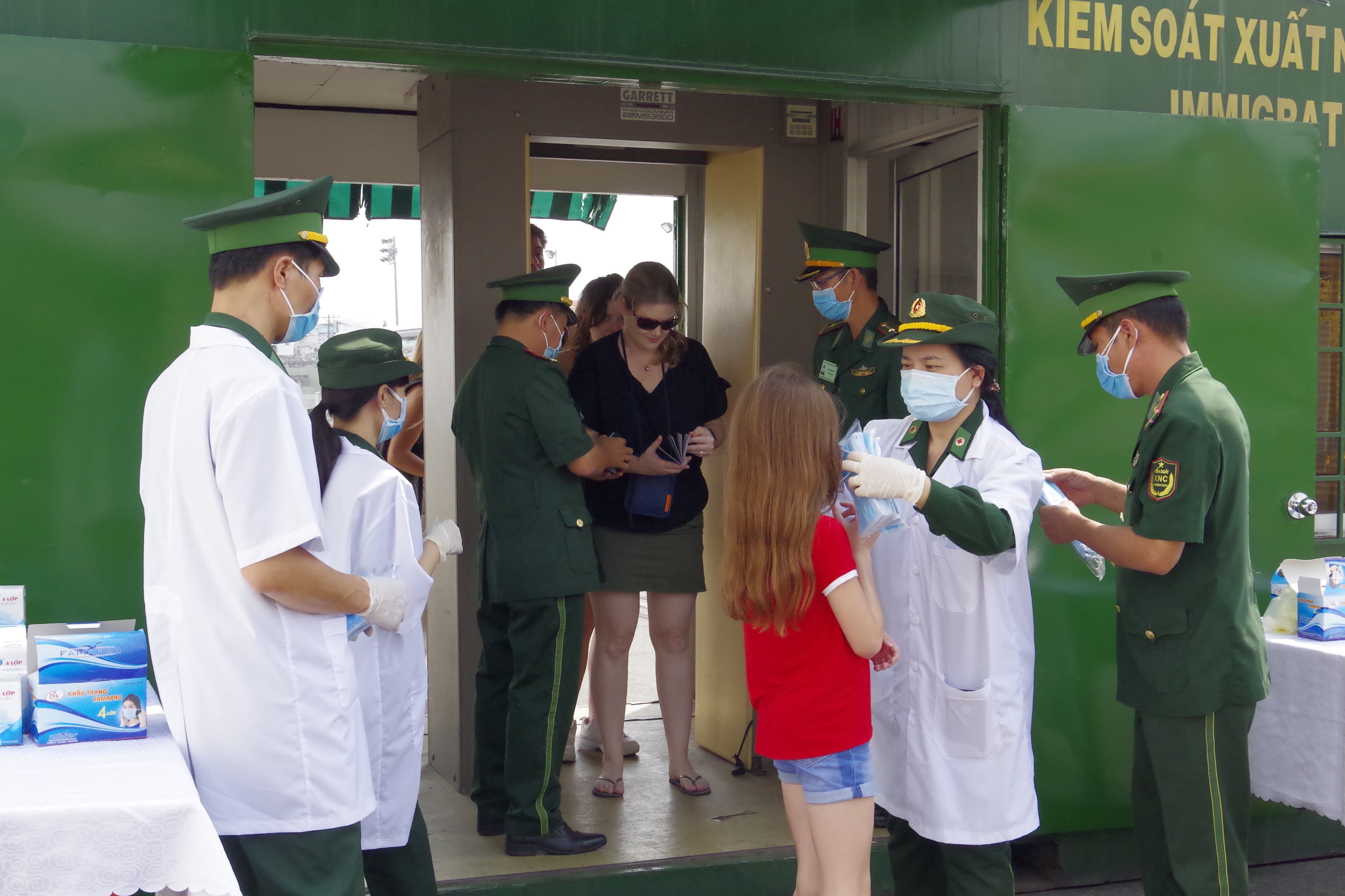 Bộ đội Biên phòng TP Hồ Chí Minh phát khẩu trang miễn phí cho khách du lịch