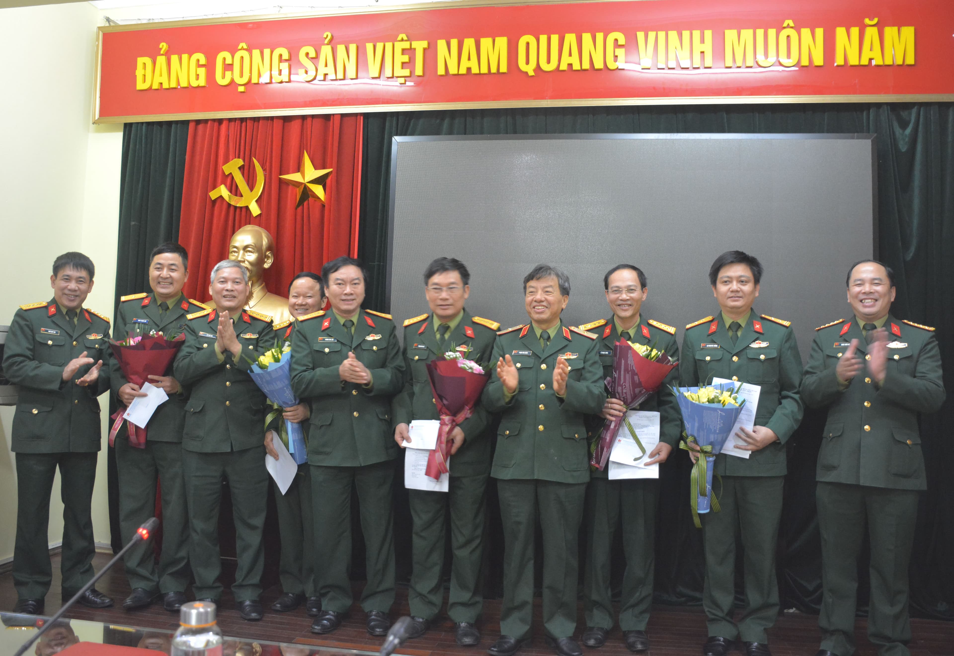Báo Quân đội nhân dân khen thưởng đột xuất các tập thể có thành tích xuất sắc