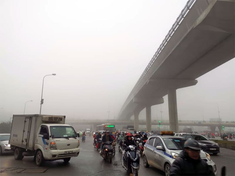 Hà Nội sương mù dày đặc, người tham gia giao thông bị hạn chế tầm nhìn