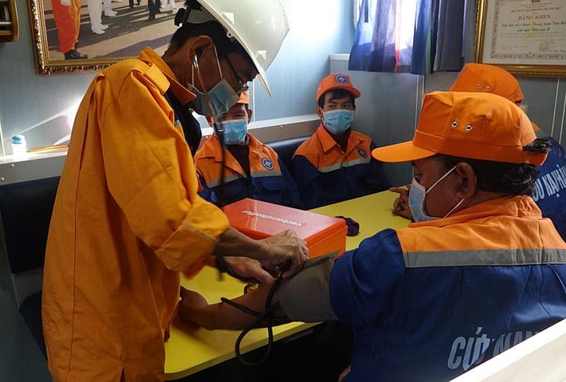 Cứu thuyền viên tàu cá gặp nạn trên biển