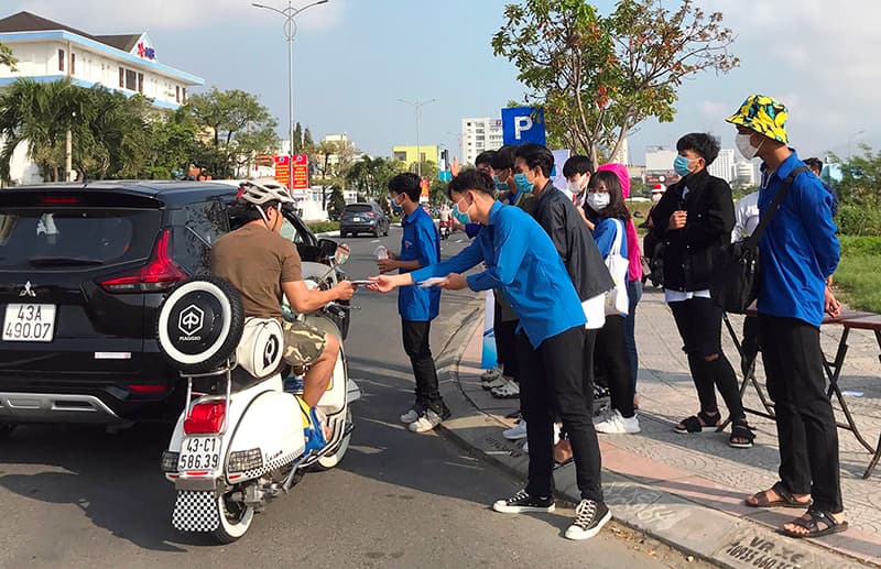 Thành đoàn Đà Nẵng phát 5.000 khẩu trang y tế miễn phí tặng người dân