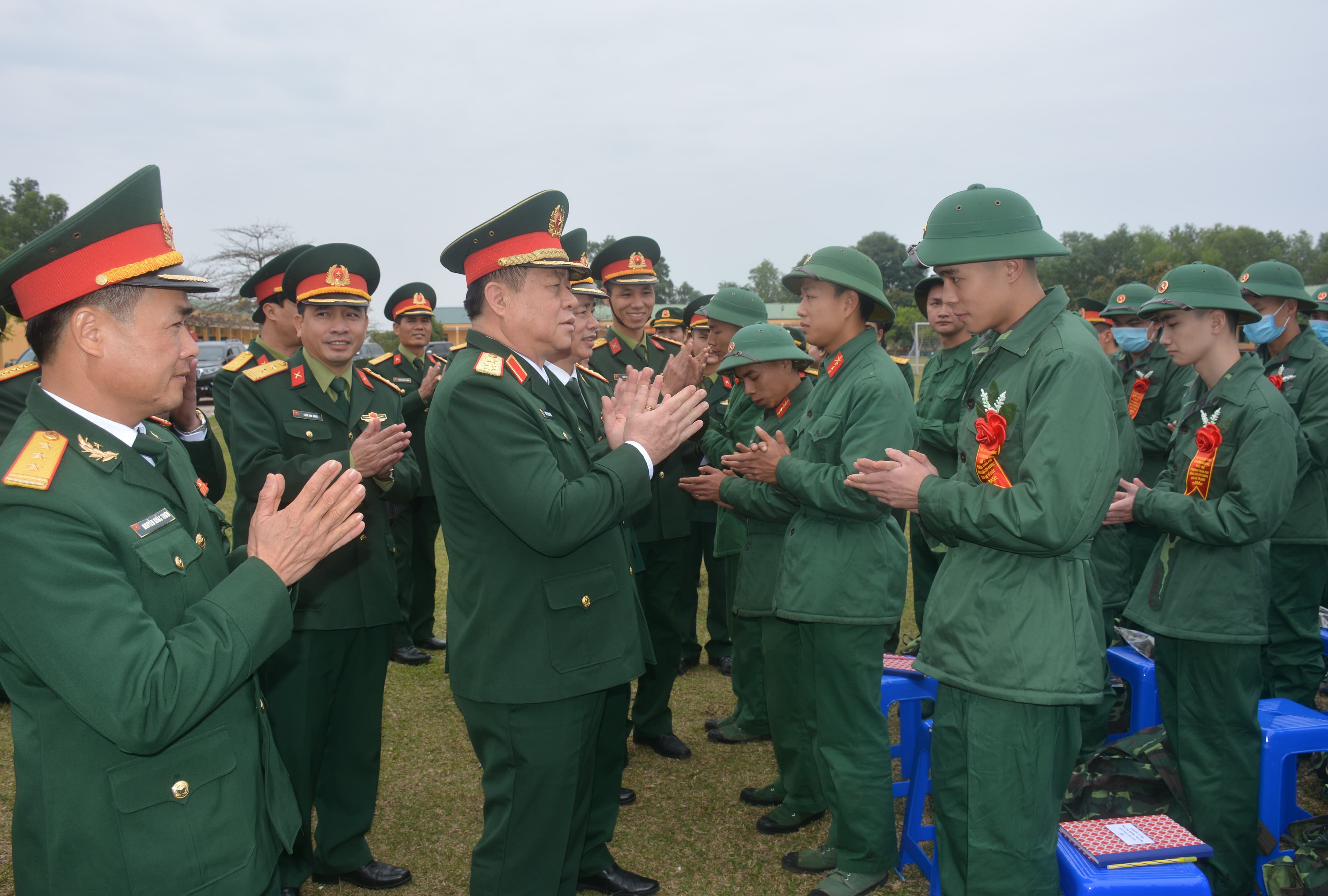 Thượng tướng Nguyễn Trọng Nghĩa kiểm tra công tác chuẩn bị đón nhận chiến sĩ mới tại Sư đoàn 325