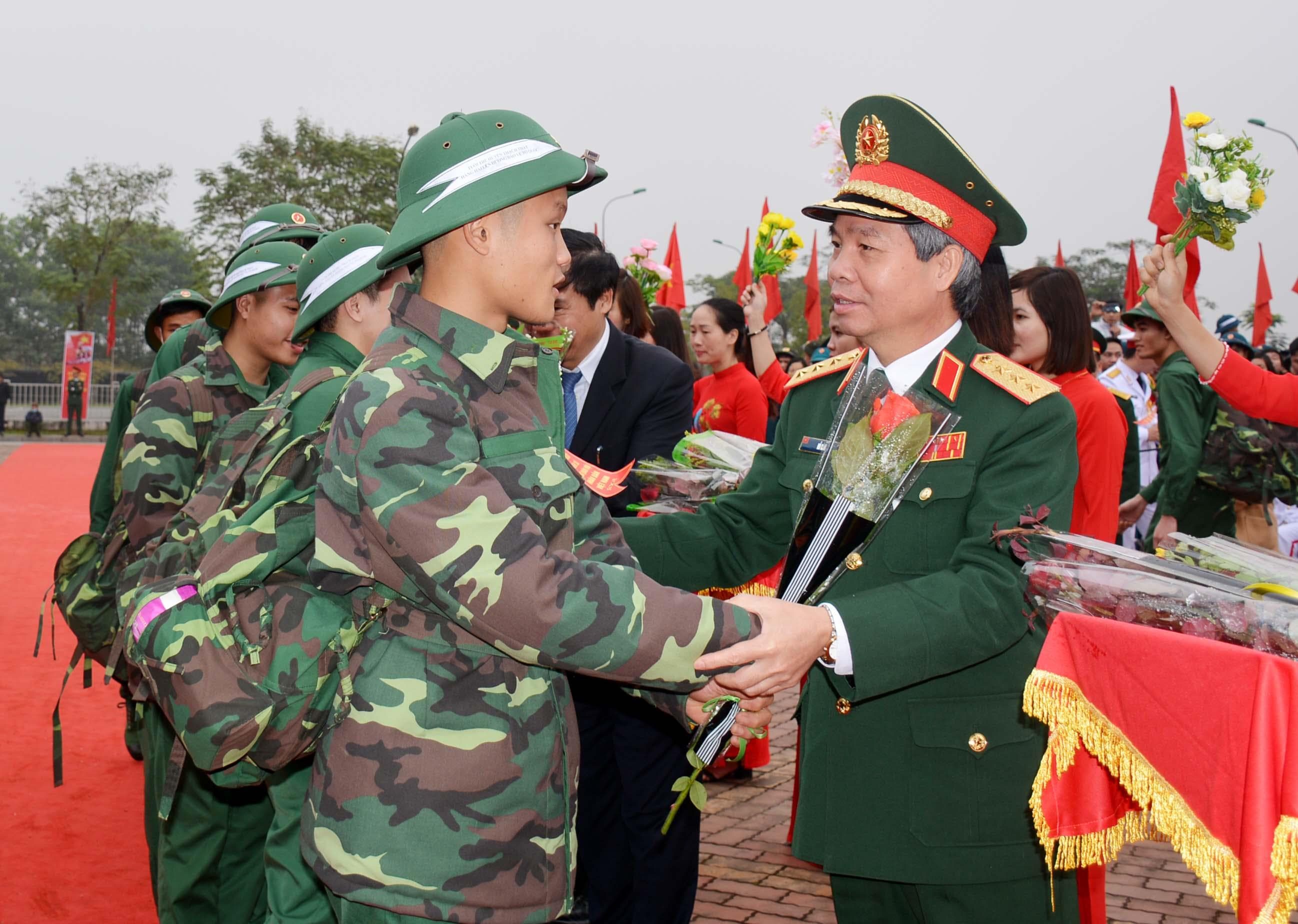 Các địa phương, đơn vị giao, nhận quân trang trọng, nhanh gọn, an toàn
