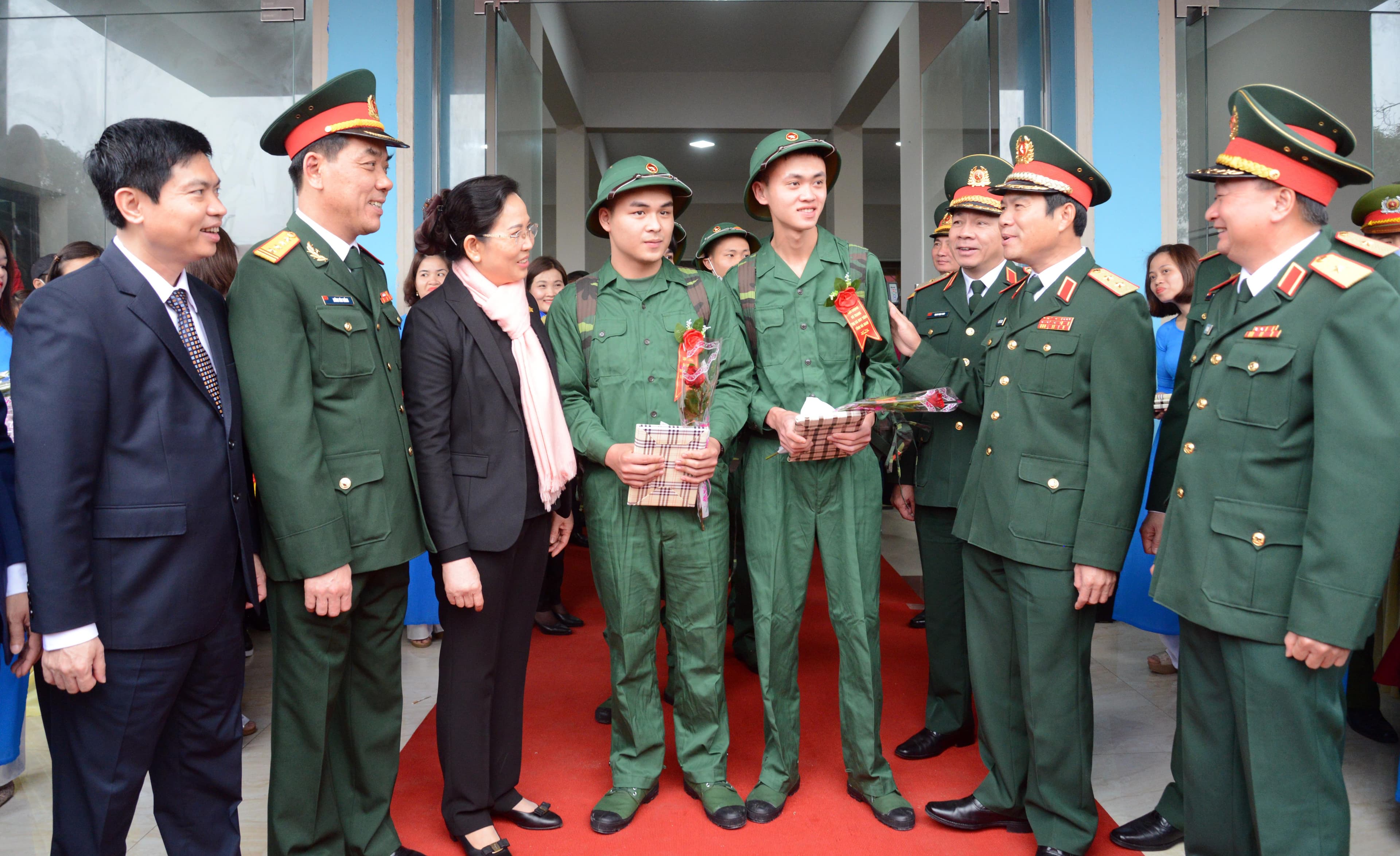 Tuổi trẻ náo nức lên đường