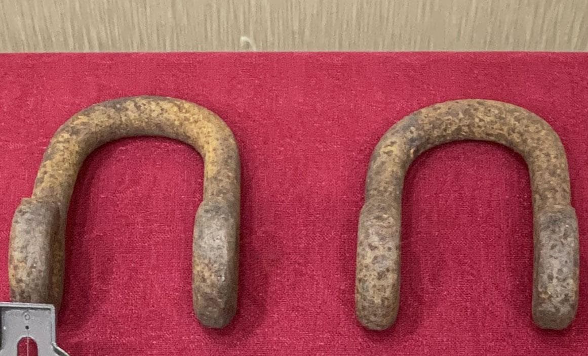 Bộ cùm chân trong nhà tù chế độ thực dân