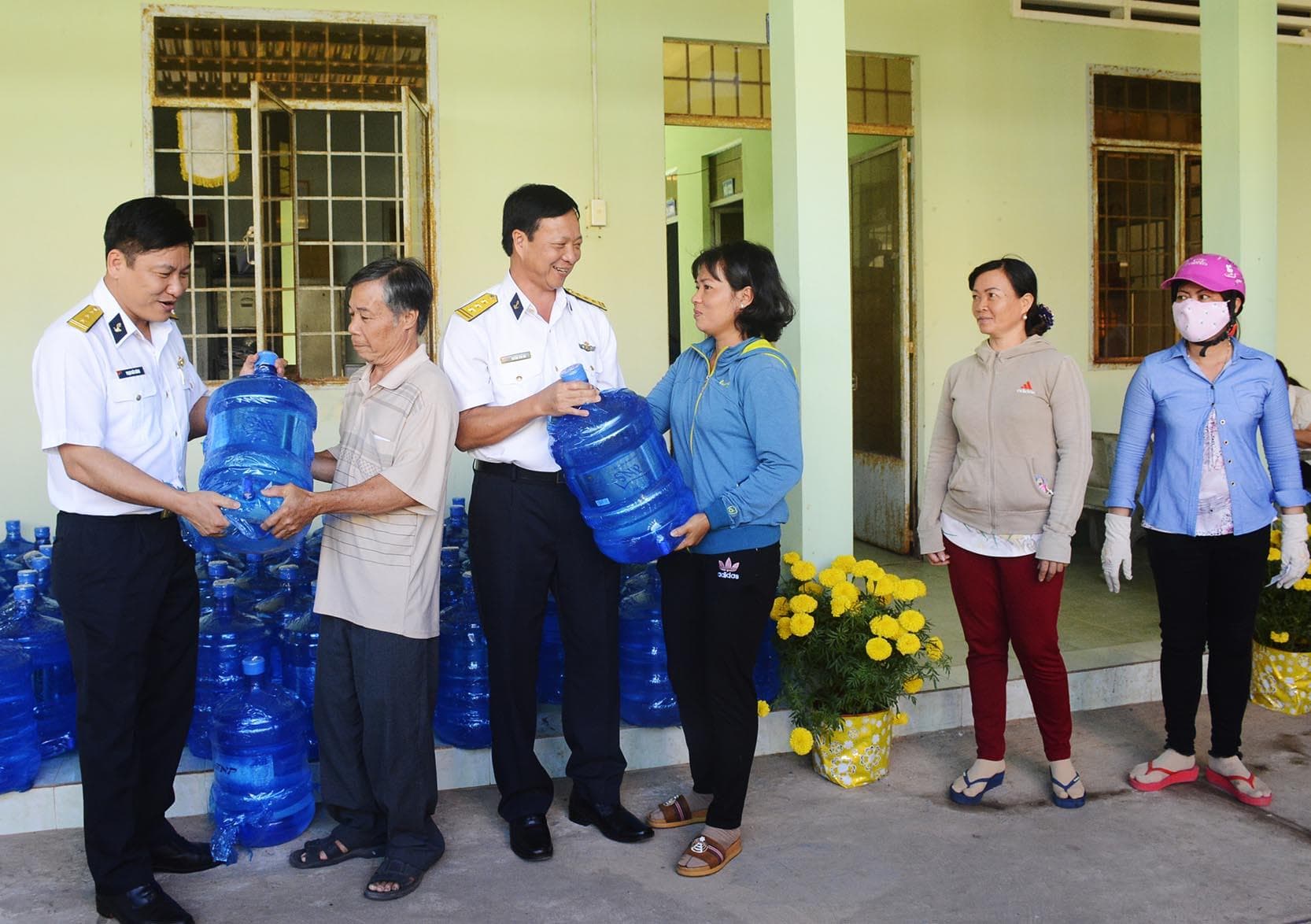 Đồng hành, sẻ chia với người dân vùng hạn, mặn