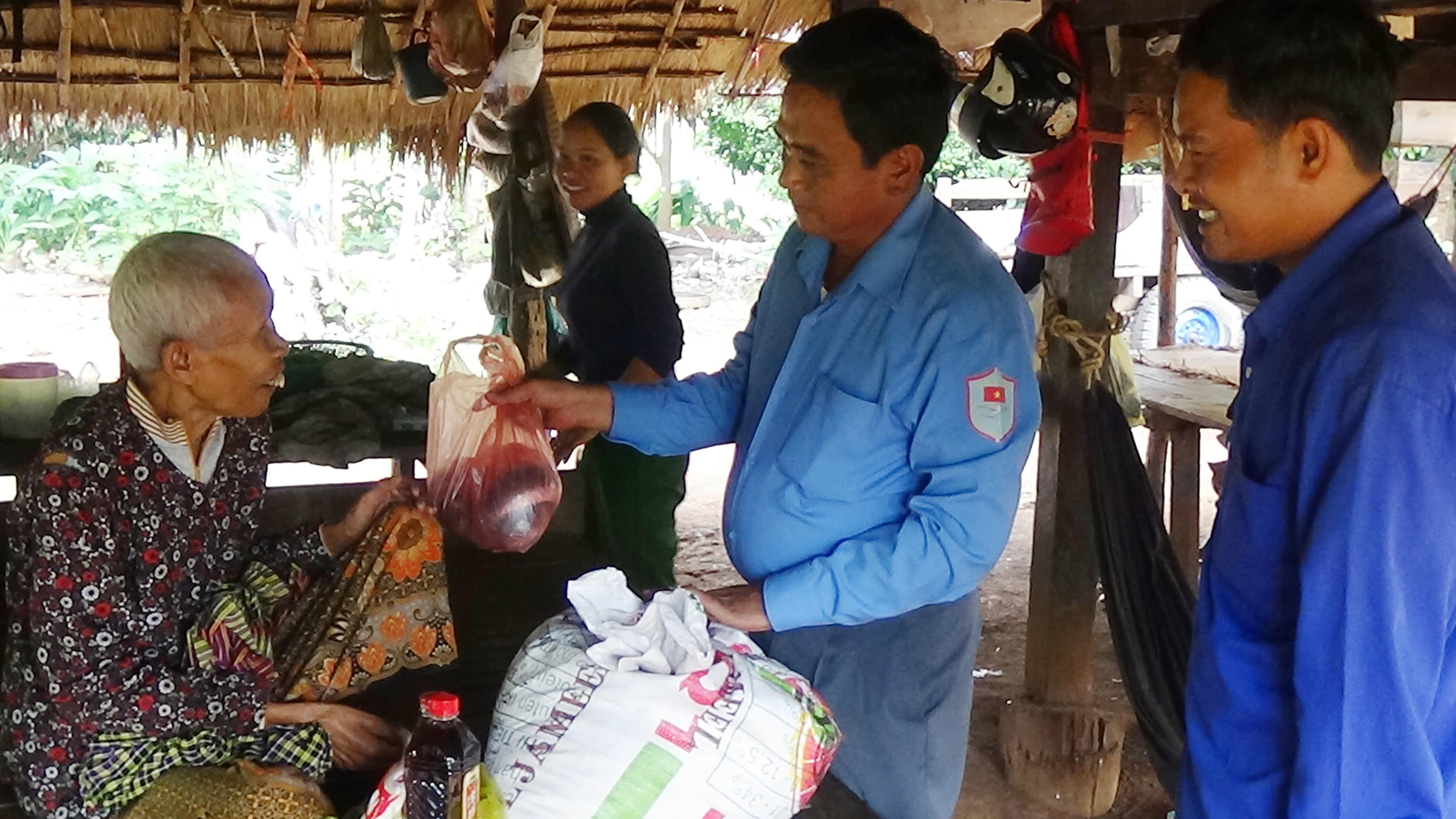Bước chân không mỏi đi tìm đồng đội bên nước bạn