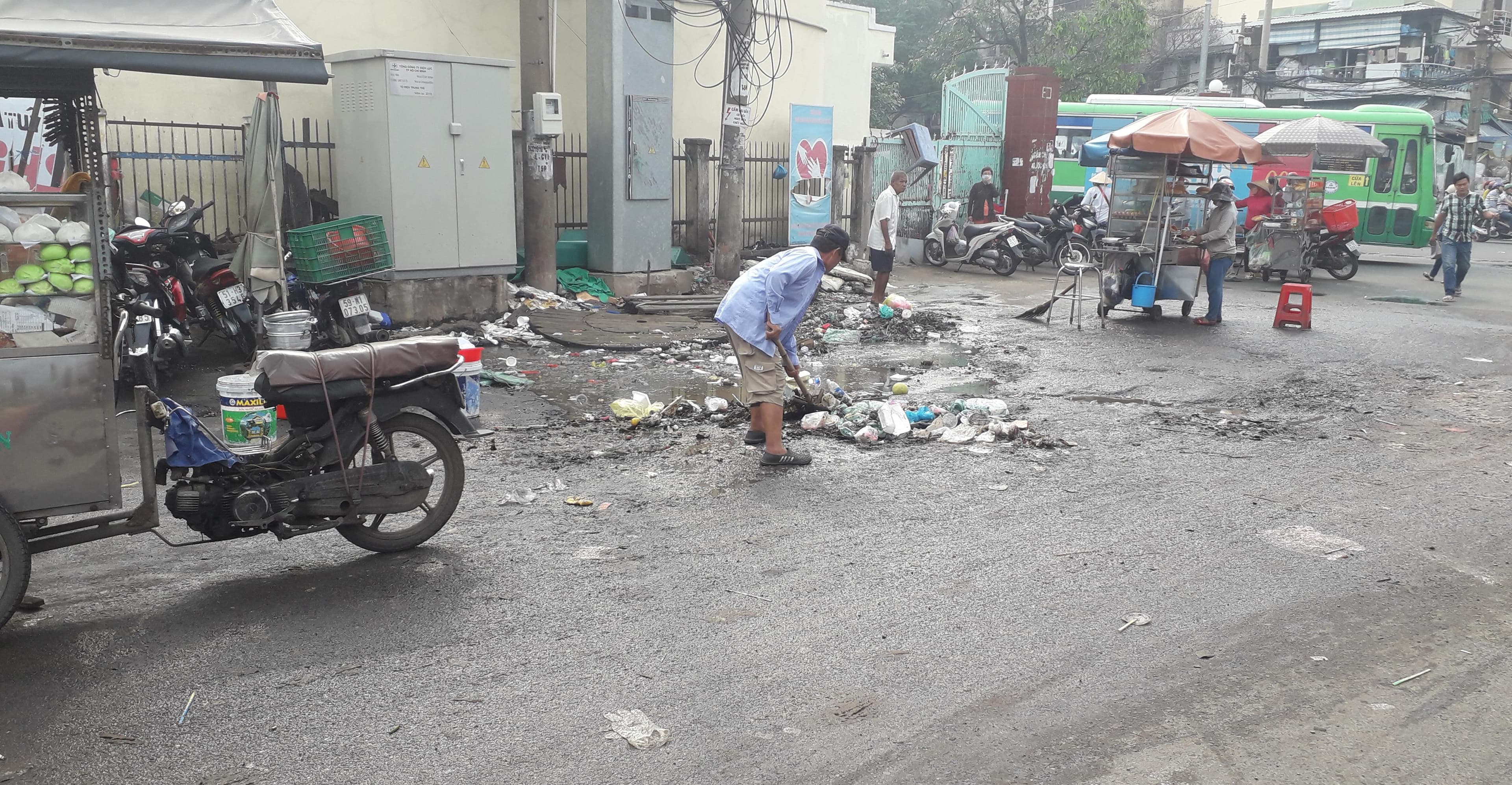 Nhếch nhác trước bến xe Chợ Lớn