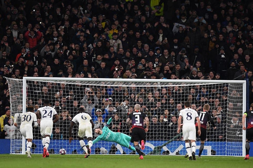 Thiếu vắng nhiều trụ cột, Tottenham thất bại trên sân nhà
