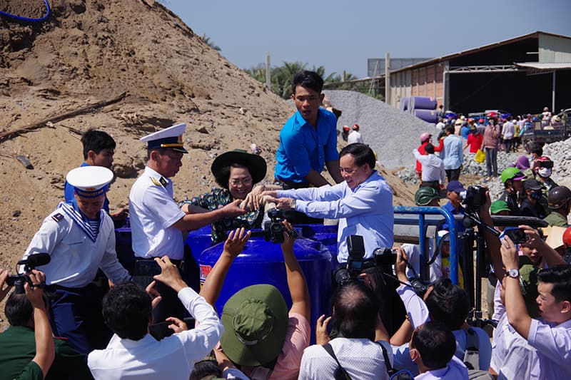 Tặng bồn chứa và cấp nước ngọt cho người dân bị thiệt hại do hạn mặn